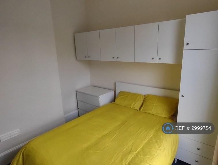 Room Crescent Road in Ipswich