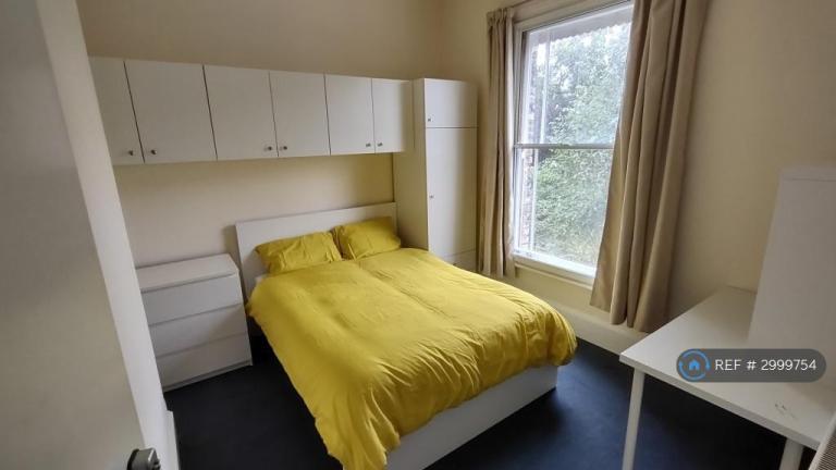 Room Crescent Road in Ipswich
