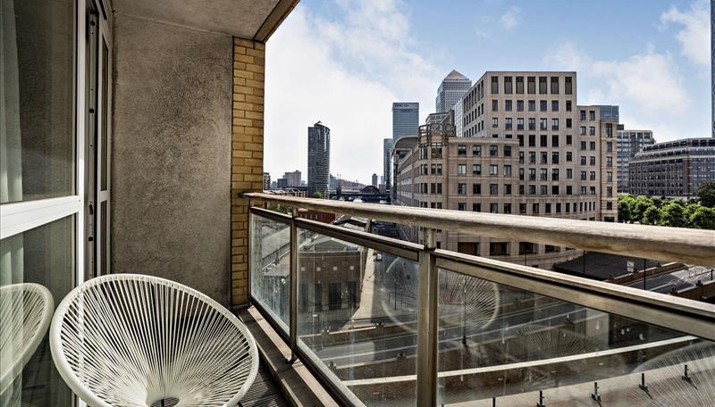 Flat Westferry Circus in Greater London