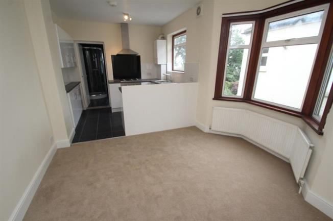 Room Donald Road in Greater London
