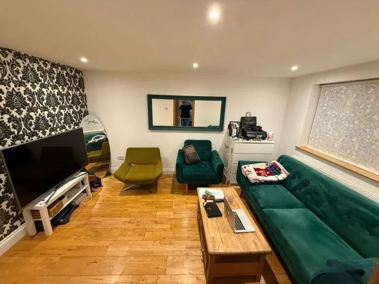 Flat Honey Close in Greater London