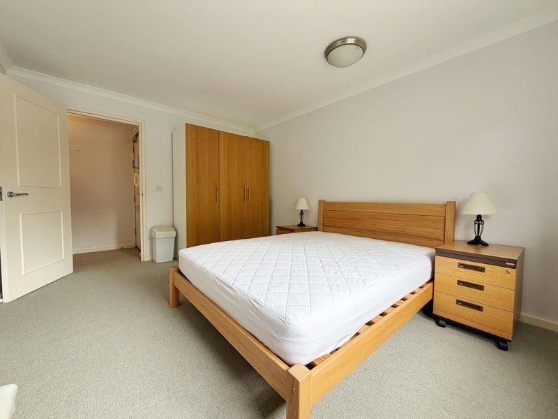Room Queen's Walk in Greater London