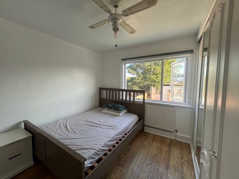 Room Lister Gardens in Greater London