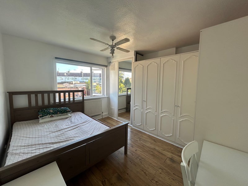 Room Lister Gardens in Greater London