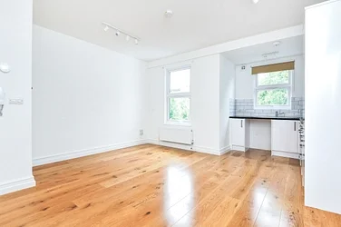 Flat Ramsdale Road in Greater London