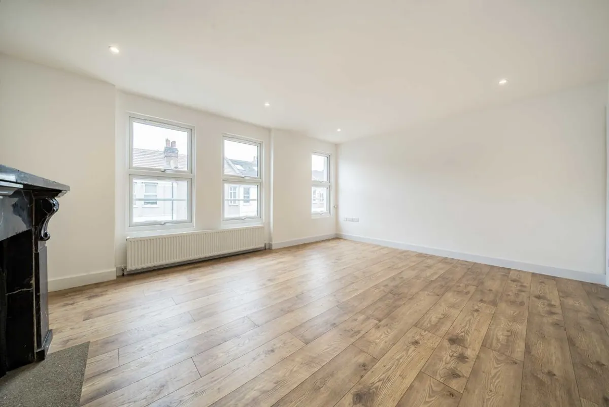Flat Hoyle Road in Greater London