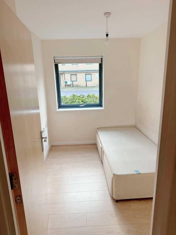 Room Hirst Crescent in Greater London