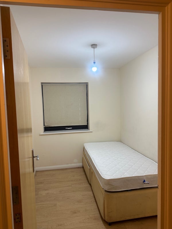 Room Hirst Crescent in Greater London
