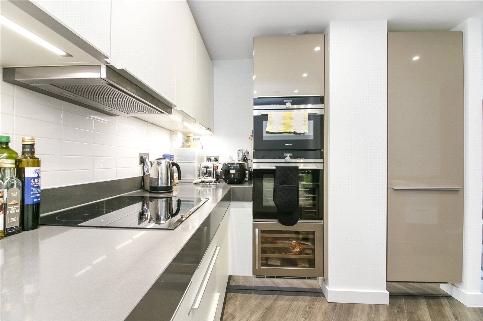 Flat Leman Street in Greater London