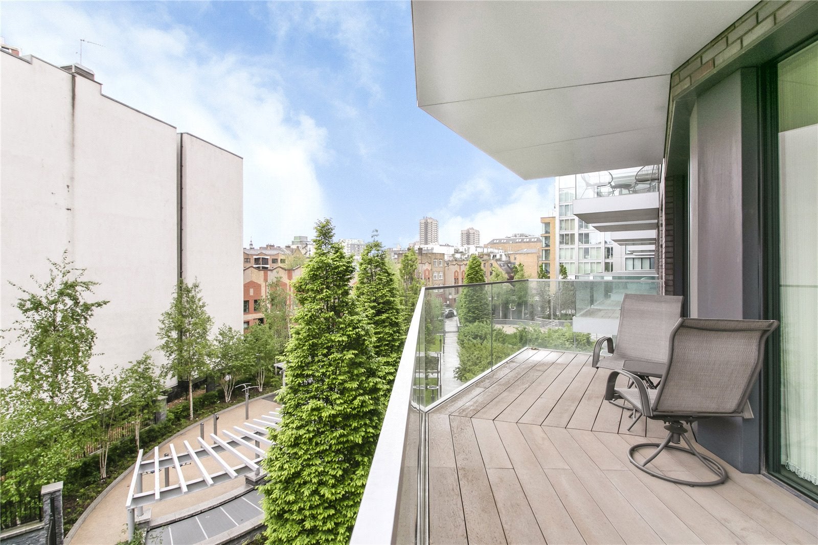 Flat Leman Street in Greater London