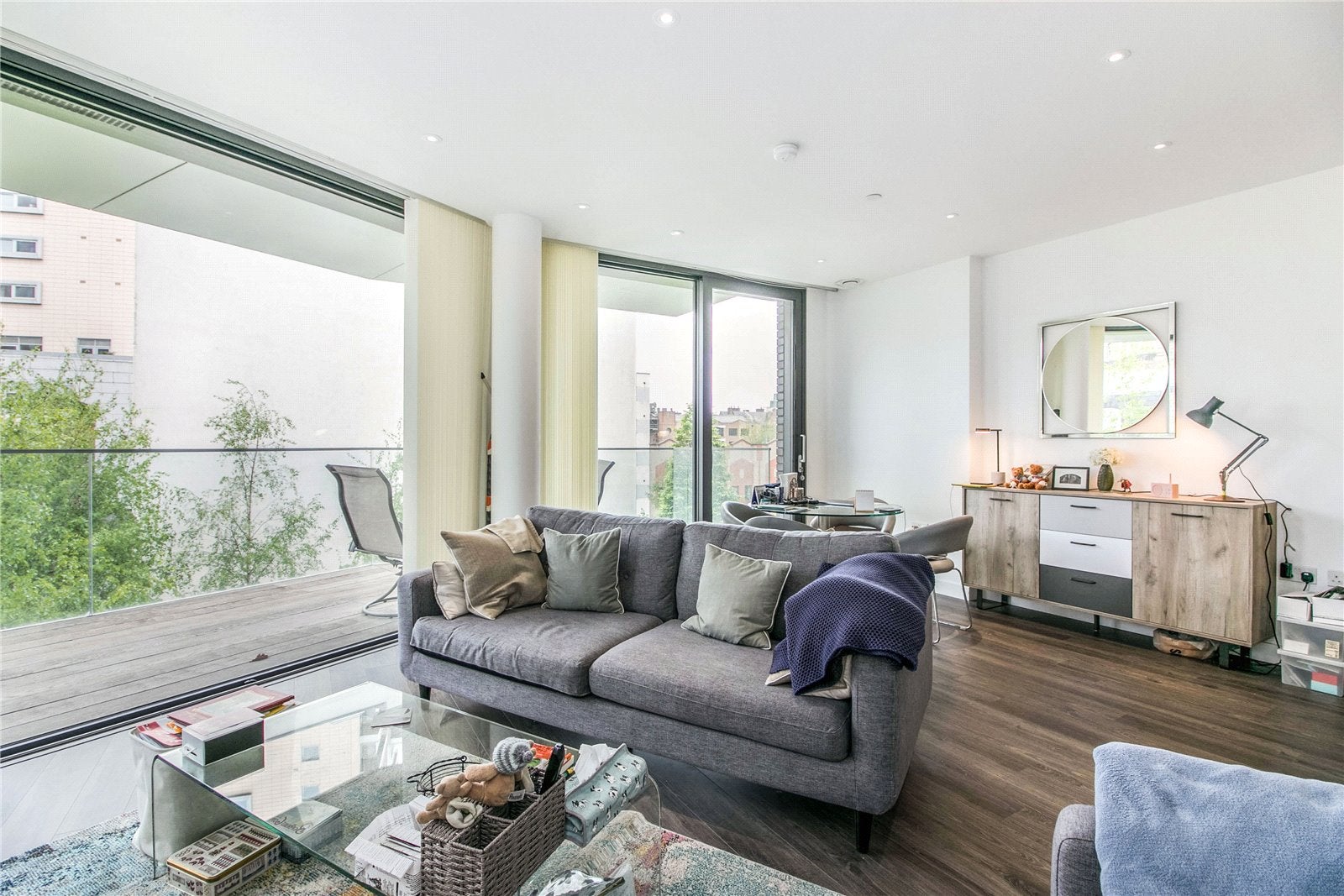Flat Leman Street in Greater London