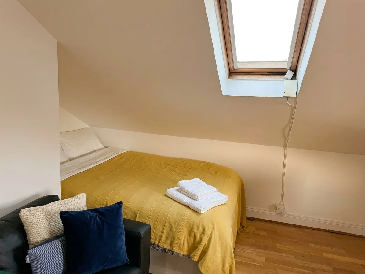 Flat Colvestone Crescent in Greater London