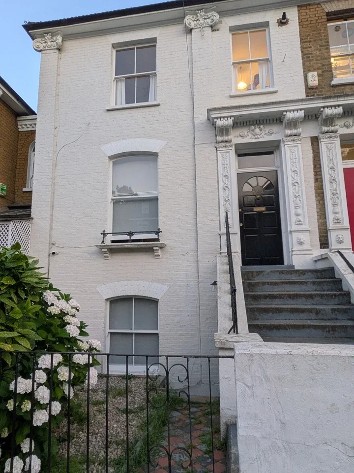 Flat Colvestone Crescent in Greater London