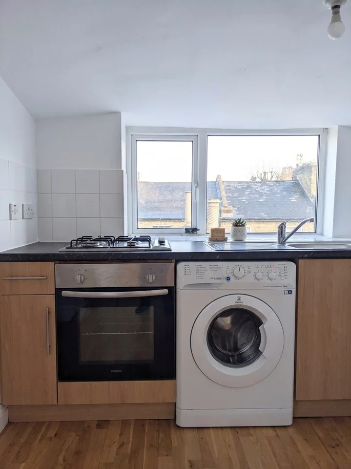 Flat Colvestone Crescent in Greater London