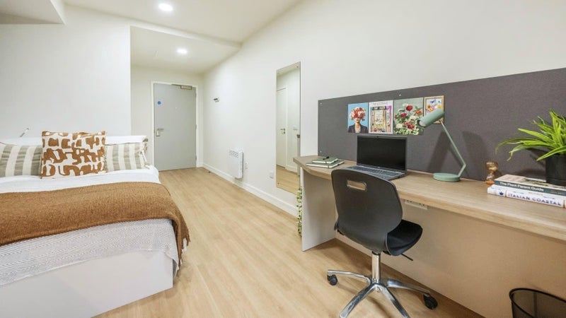 Room Cowcaddens Road in Glasgow