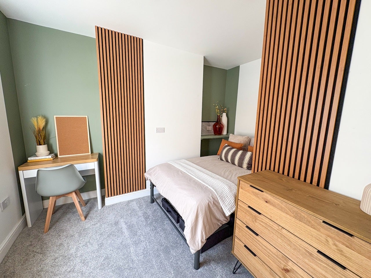 Room Cromwell Street in Gloucester
