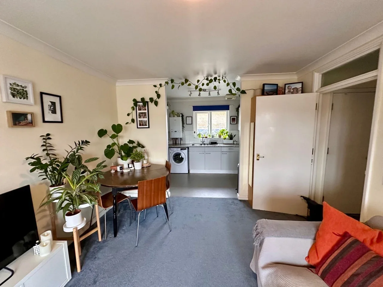 Flat Woodger Road in Greater London