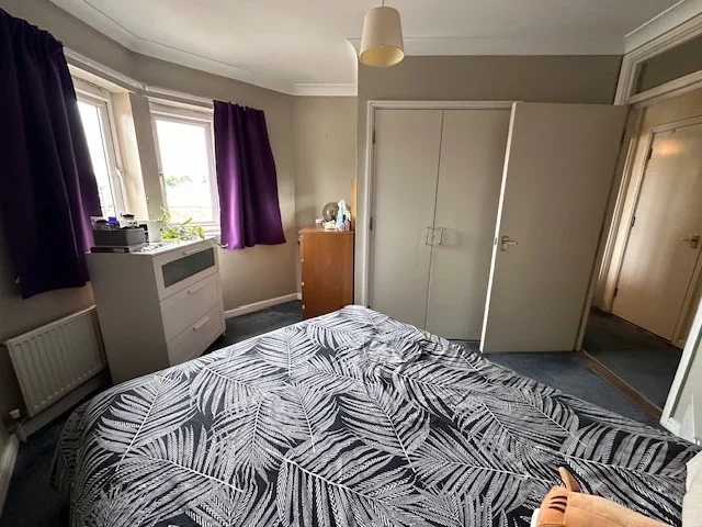 Flat Woodger Road in Greater London