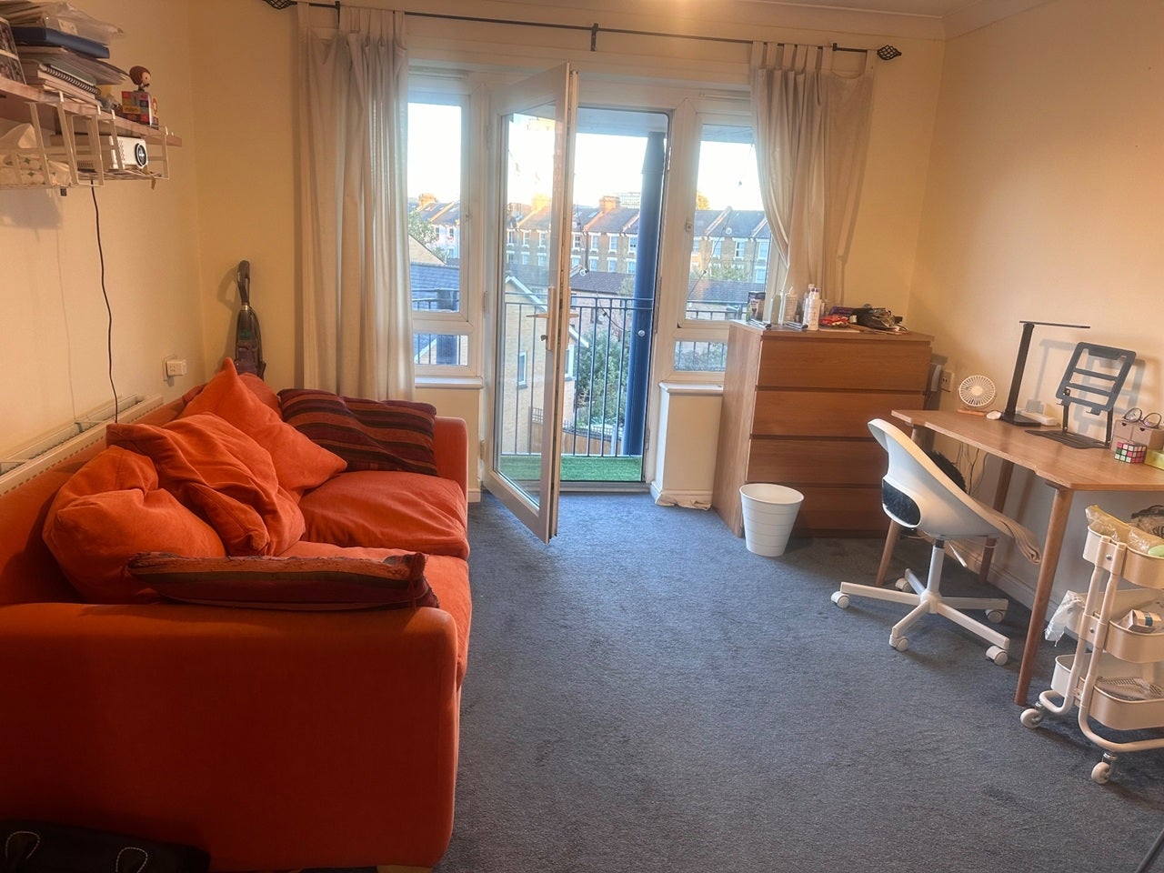 Flat Woodger Road in Greater London
