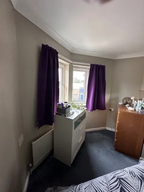 Flat Woodger Road in Greater London
