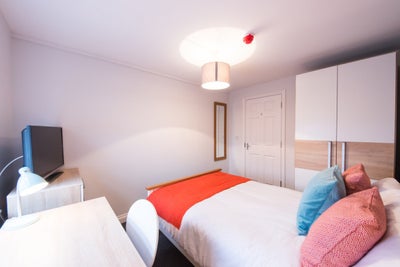 Room Chrysanthemum Drive in Shinfield