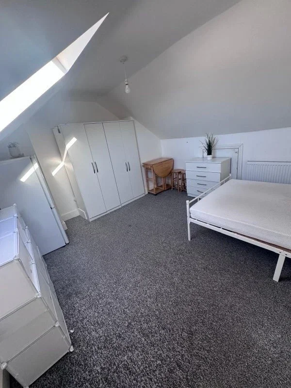 Room Streatham Road in Greater London