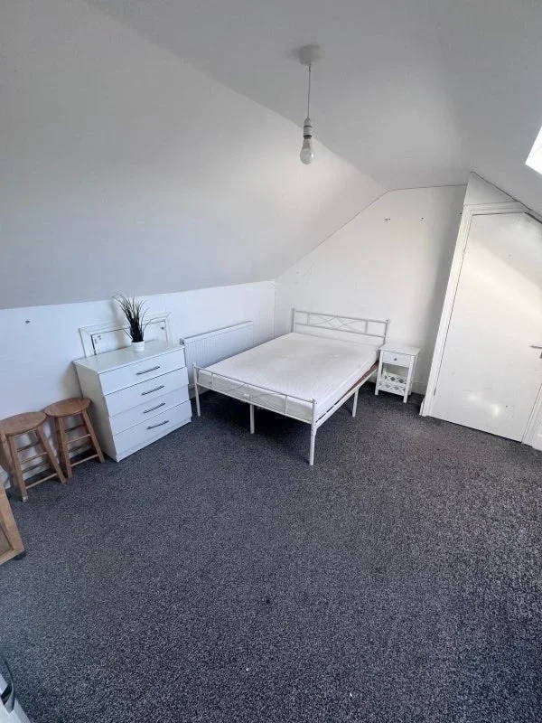Room Streatham Road in Greater London