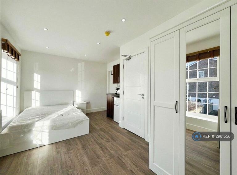 Room Hawksway in Borough of Spelthorne