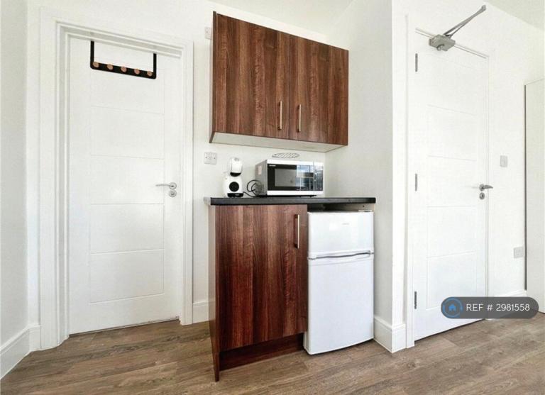 Room Hawksway in Borough of Spelthorne