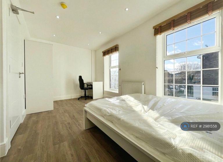 Room Hawksway in Borough of Spelthorne
