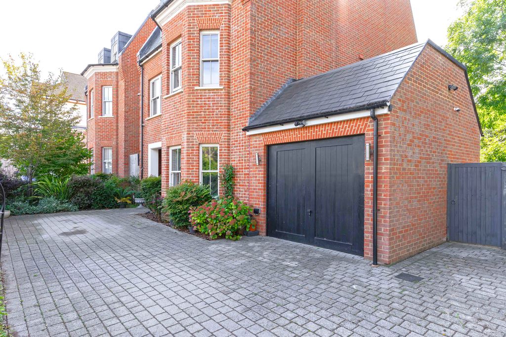House Purley Downs Road in Greater London