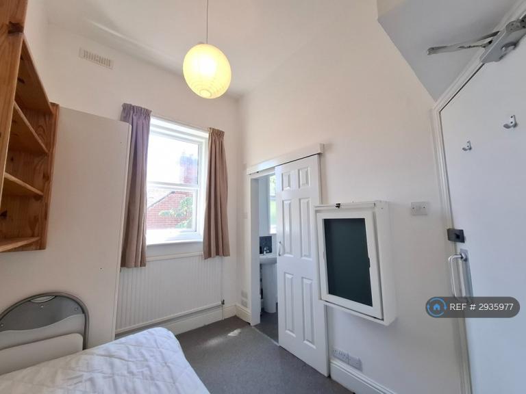 Room Springhill Road in Scarborough