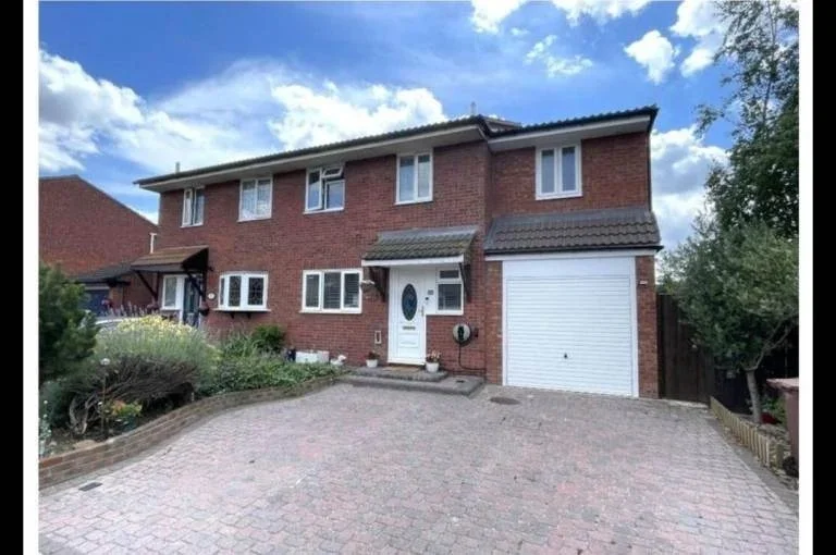 Room Mace Court in Tilbury