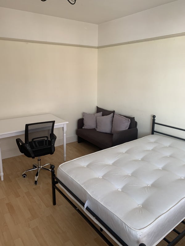 Room Mortimer Road in Bournemouth
