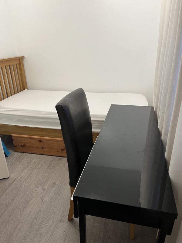 Room Waddington Avenue in Greater London