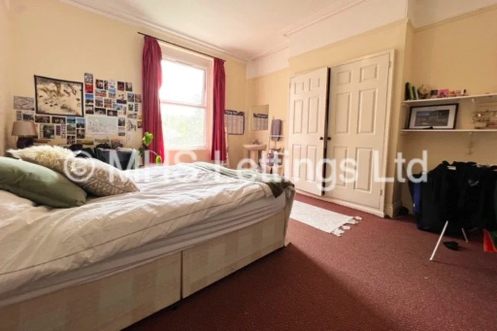 Flat Regent Park Avenue in Leeds