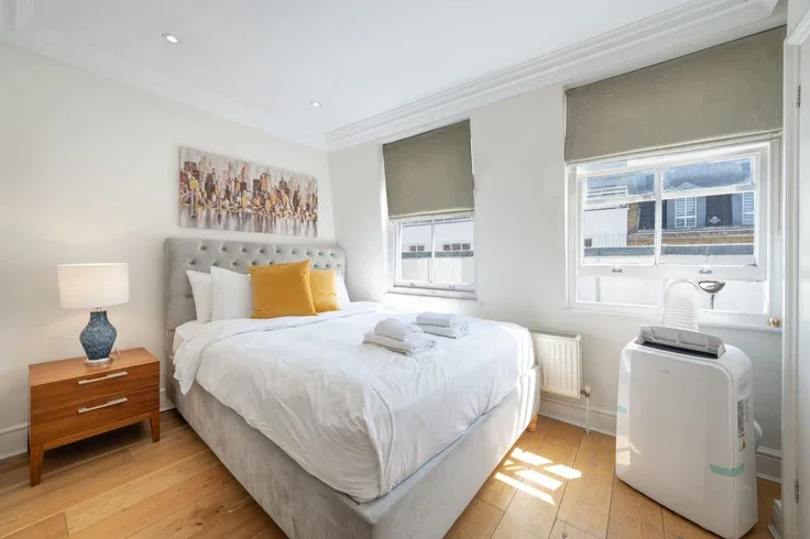 Flat Hertford Street in City of Westminster