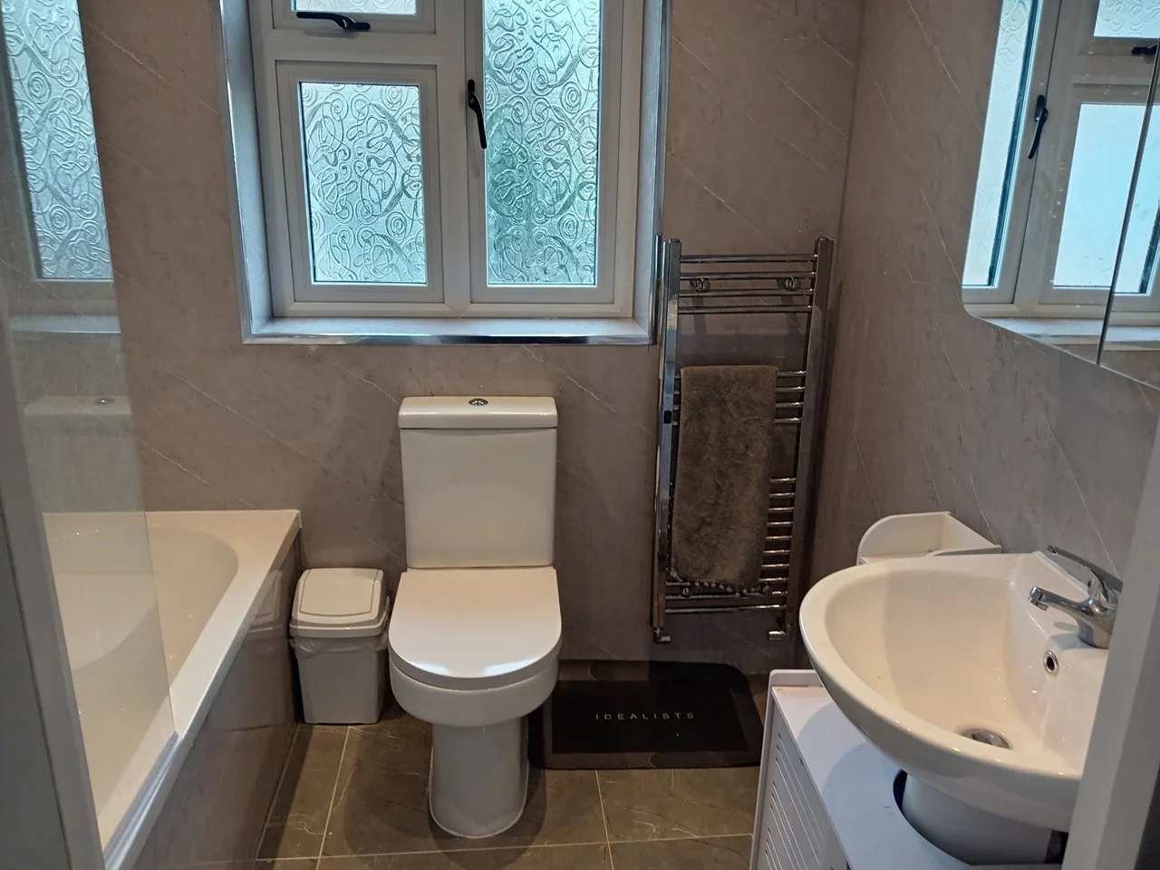 Room Parsloes Avenue in Greater London