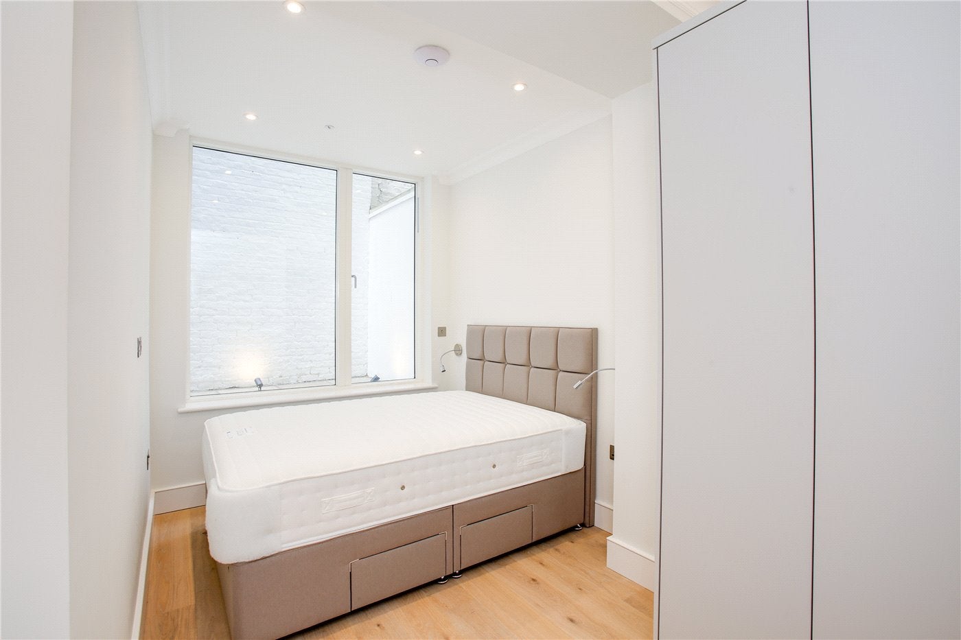 Flat Campden Hill Gardens in Greater London