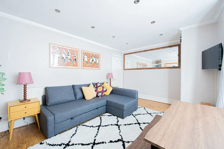Flat Brackenbury Road in Greater London