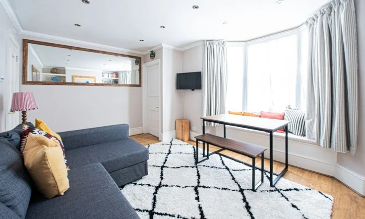 Flat Brackenbury Road in Greater London