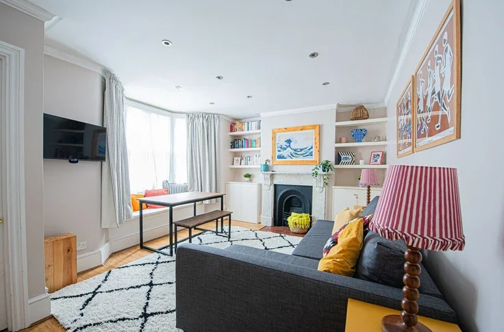 Flat Brackenbury Road in Greater London