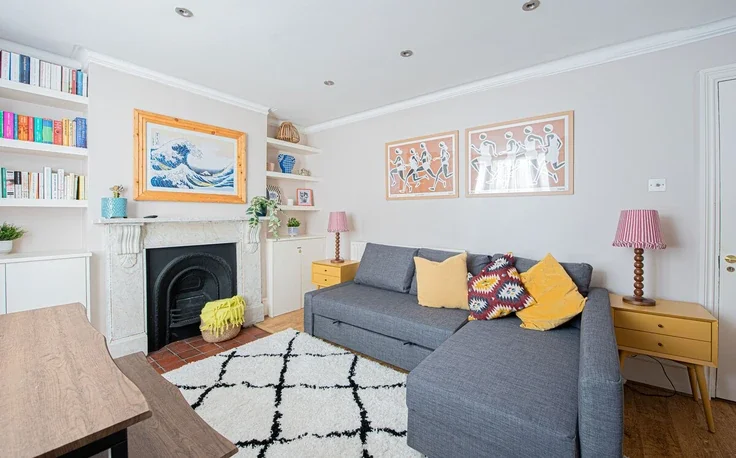 Flat Brackenbury Road in Greater London