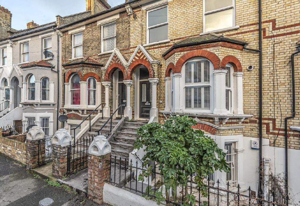 Flat Elm Park in Greater London