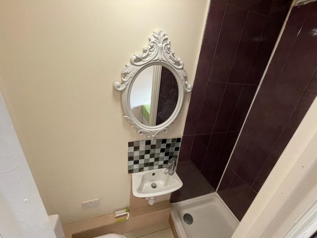 Room Strattondale Street in Greater London