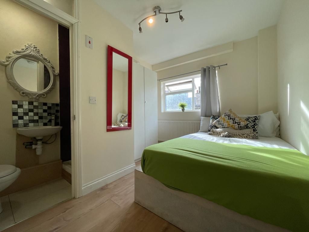 Room Strattondale Street in Greater London