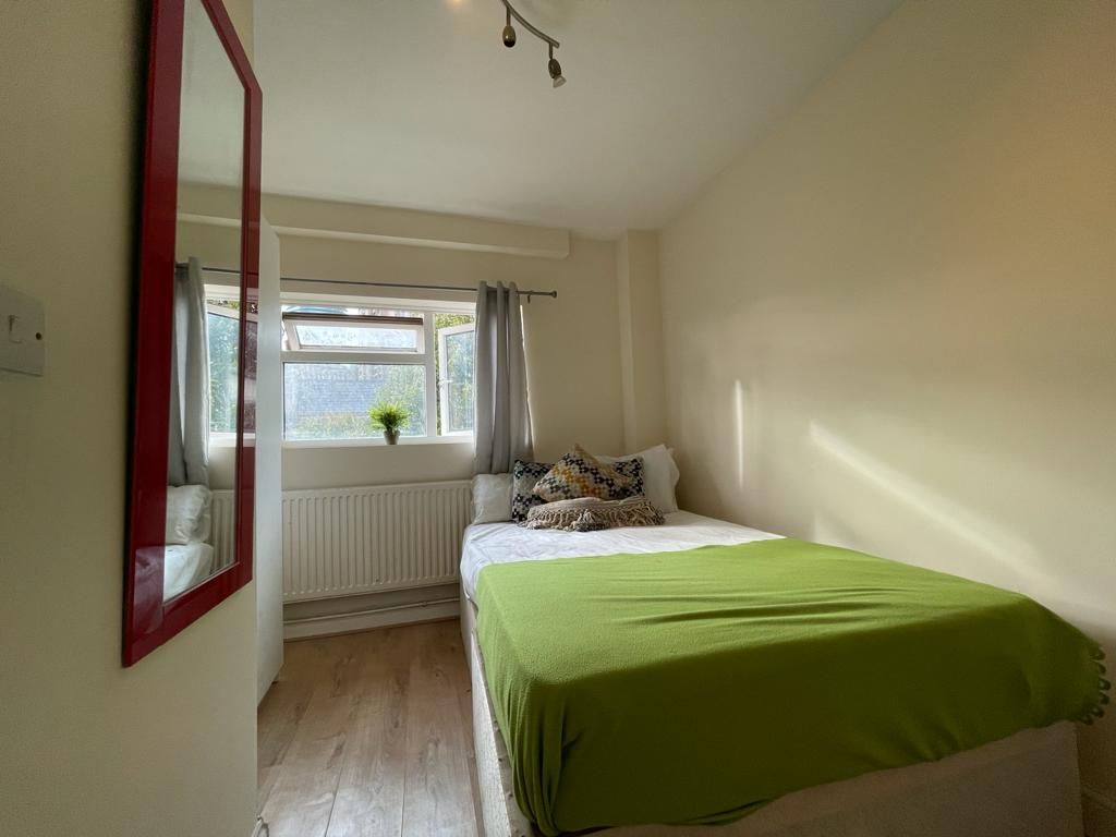 Room Strattondale Street in Greater London