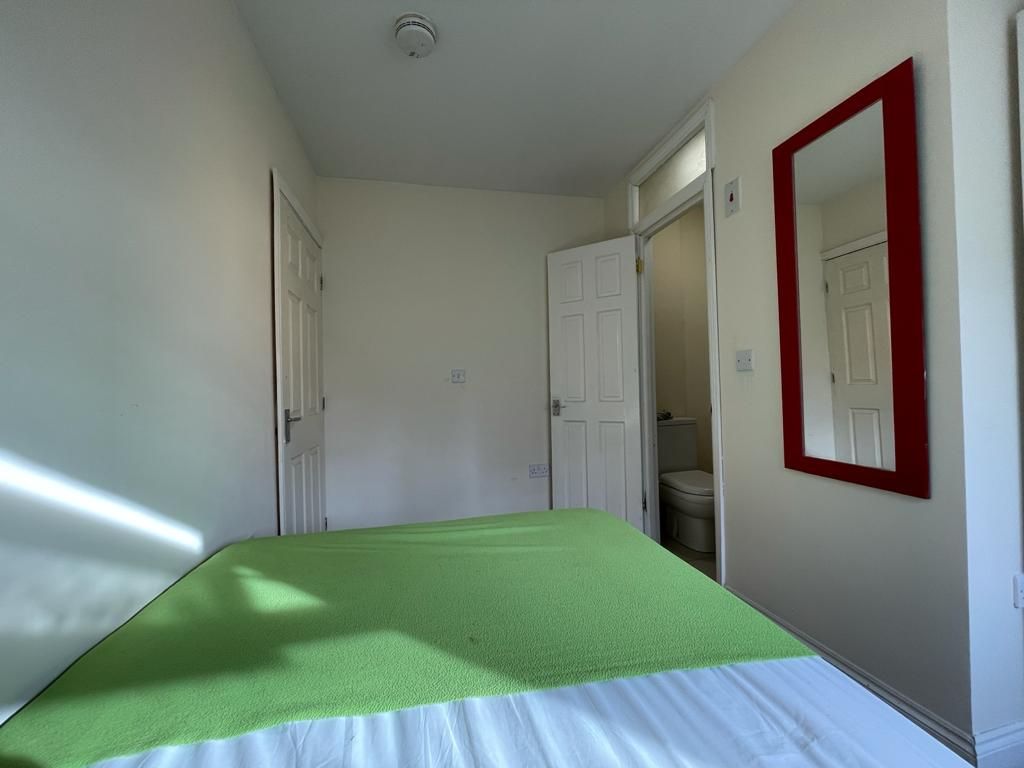 Room Strattondale Street in Greater London