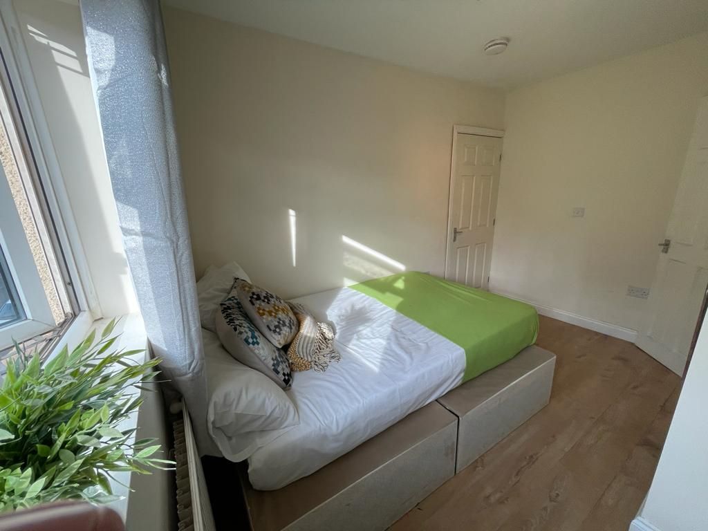 Room Strattondale Street in Greater London