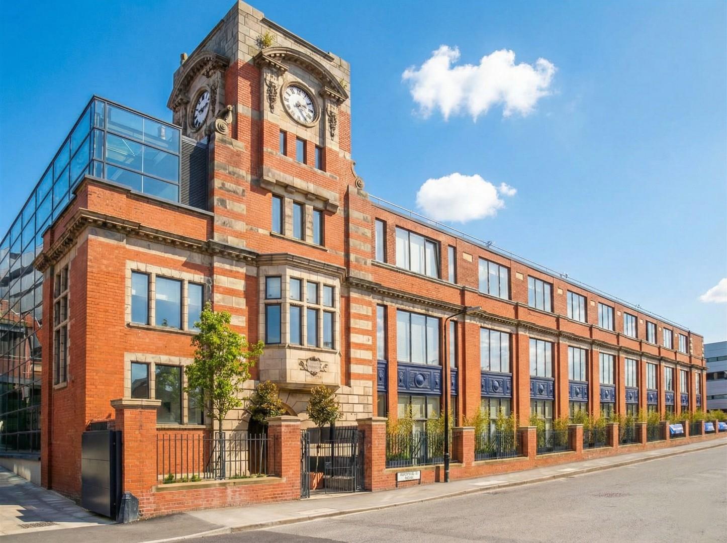 Flat Woodfield Road in Trafford